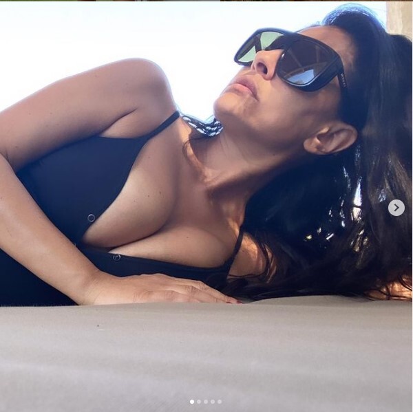 Maria Mazza, scollatura estrema dietro le quinte di “Avanti un Altro”