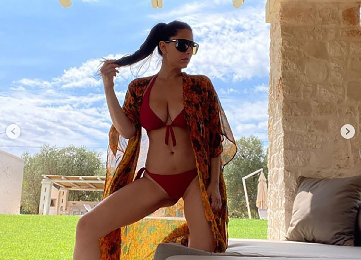 Maria Mazza, scollatura estrema dietro le quinte di “Avanti un Altro”