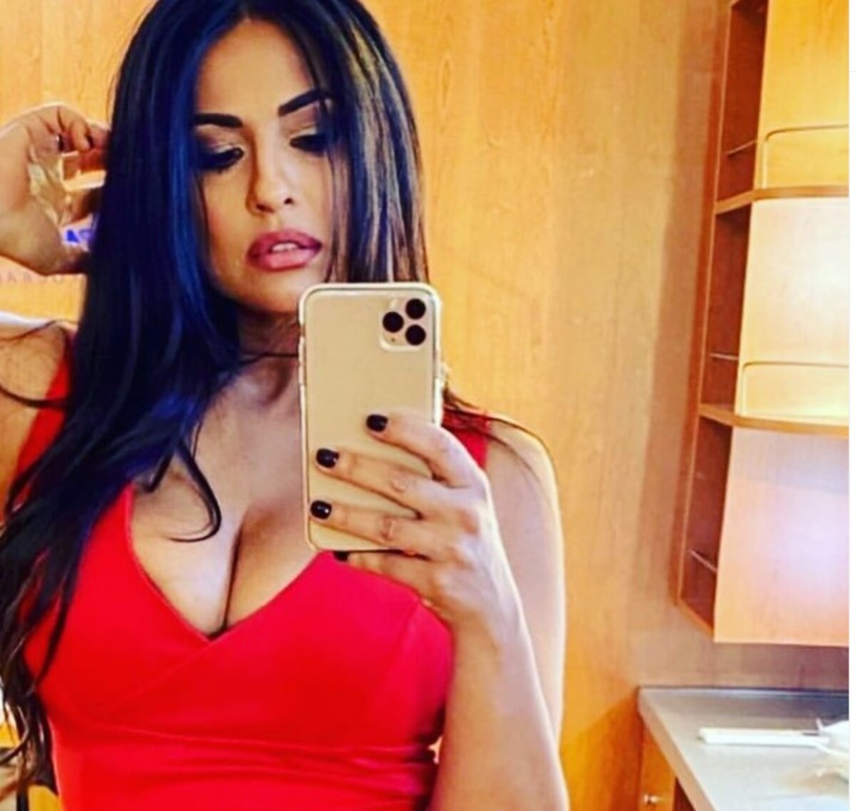 Maria Mazza, scollatura estrema dietro le quinte di “Avanti un Altro”