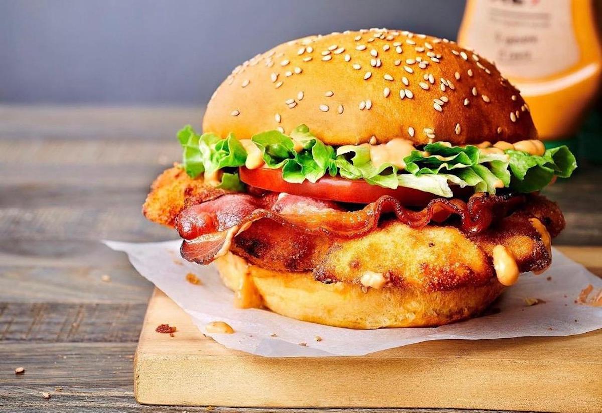 A Milano arriva il “burger sospeso”. Solidarietà per i senza tetto A Milano arriva il “burger sospeso”. Solidarietà per i senza tetto