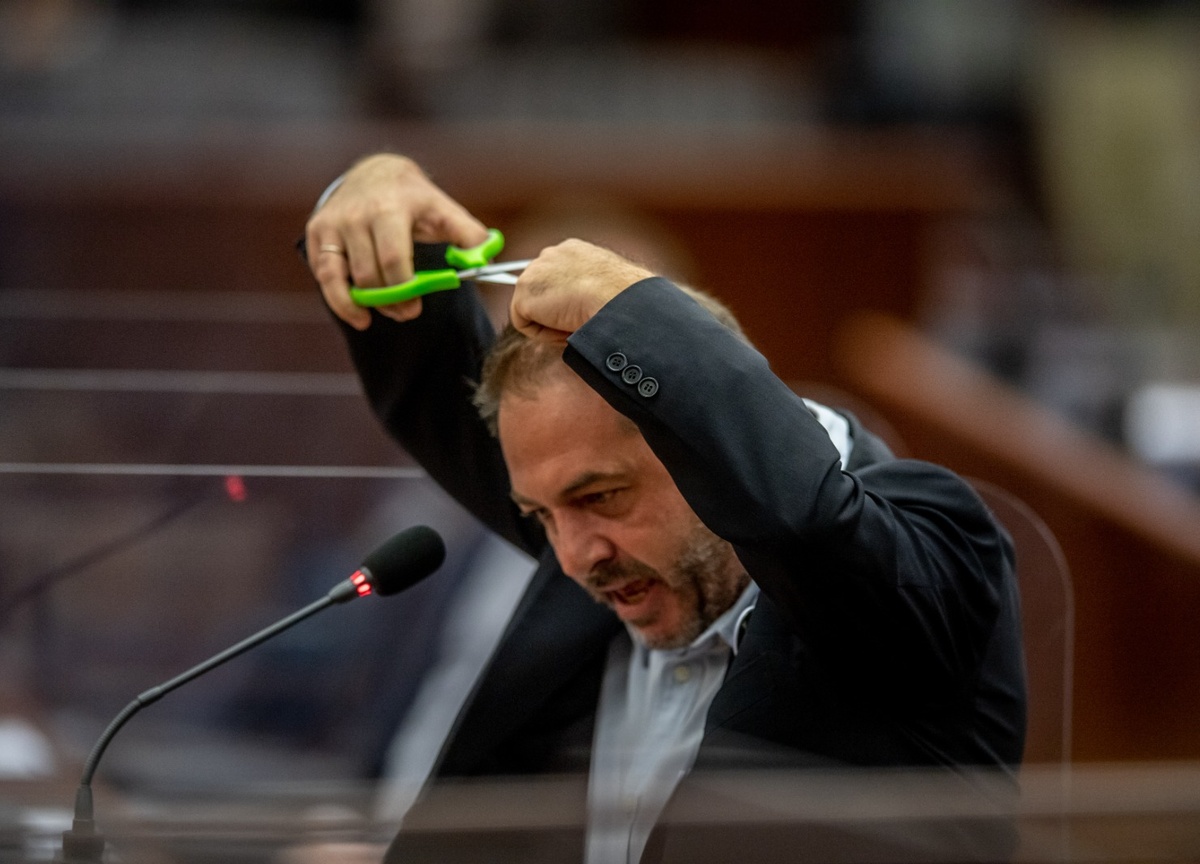 Iran, Usuelli (+Europa) si taglia una ciocca di capelli in Consiglio regionale Iran, Usuelli (+Europa) si taglia una ciocca di capelli in Consiglio regionale