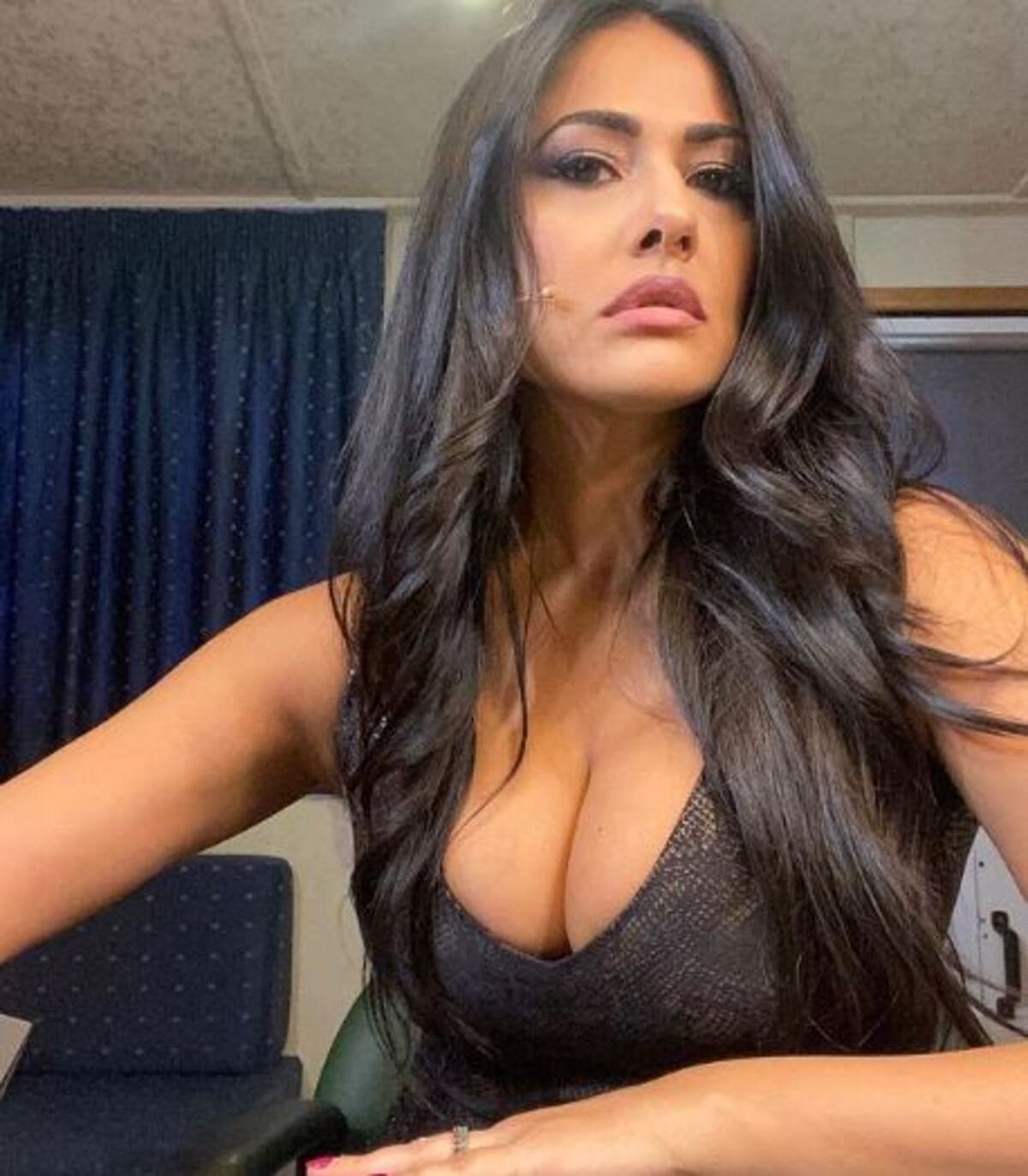 Maria Mazza, scollatura estrema dietro le quinte di “Avanti un Altro”