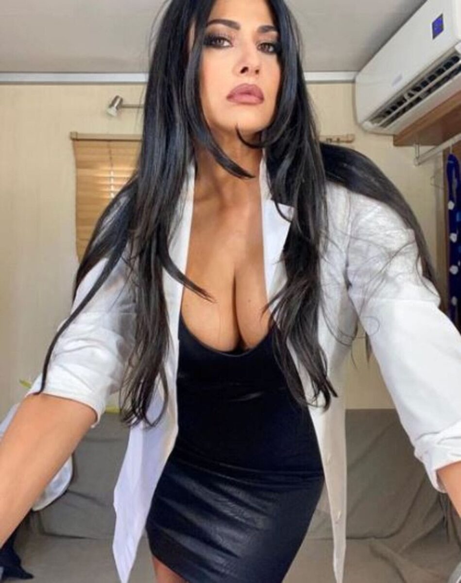 Maria Mazza, scollatura estrema dietro le quinte di “Avanti un Altro”