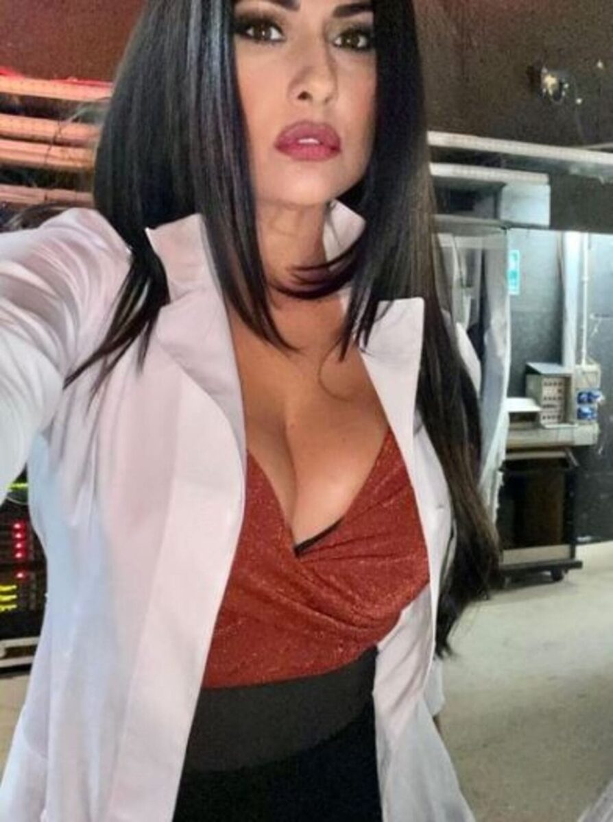 Maria Mazza, scollatura estrema dietro le quinte di “Avanti un Altro”