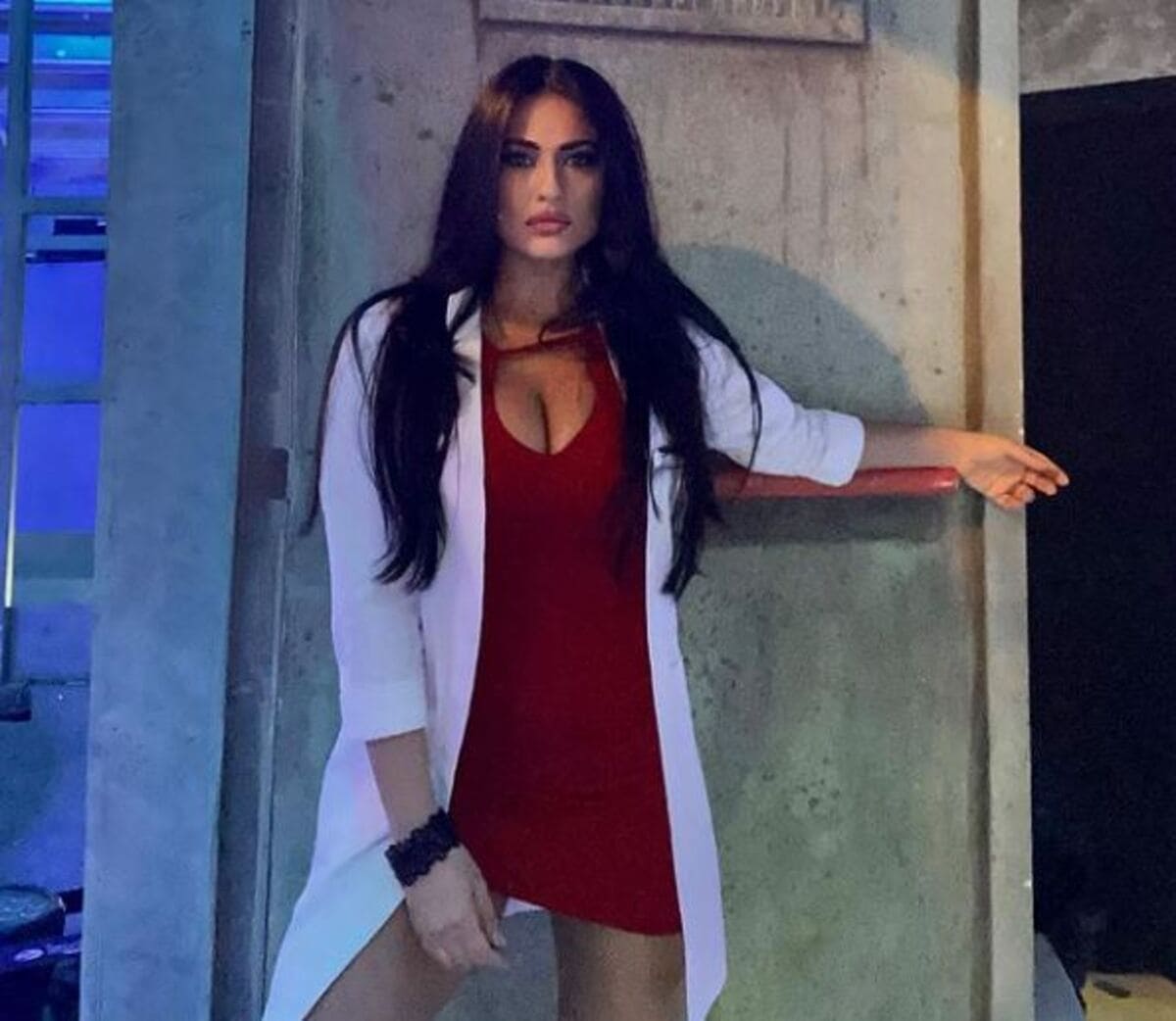 Maria Mazza, scollatura estrema dietro le quinte di “Avanti un Altro”