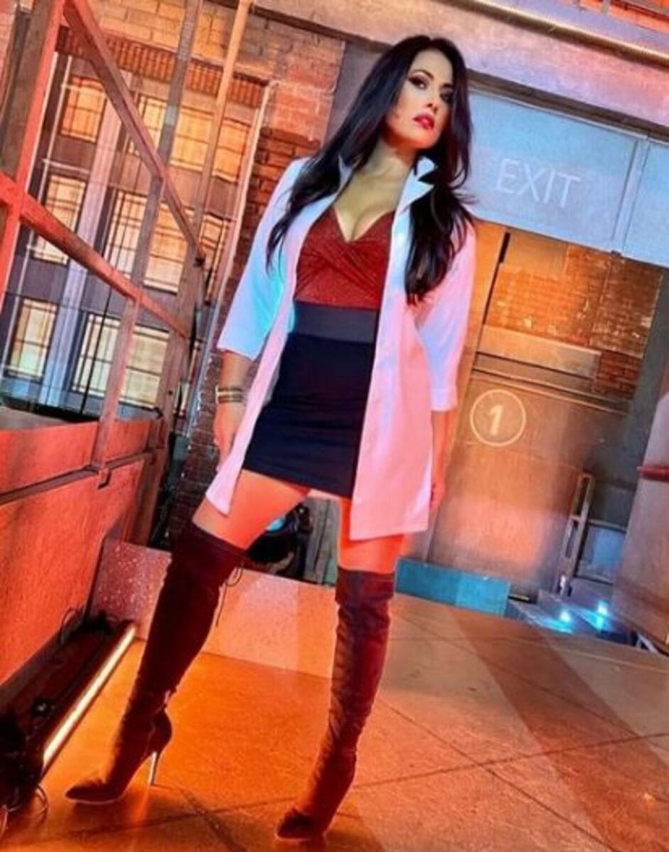 Maria Mazza, scollatura estrema dietro le quinte di “Avanti un Altro”