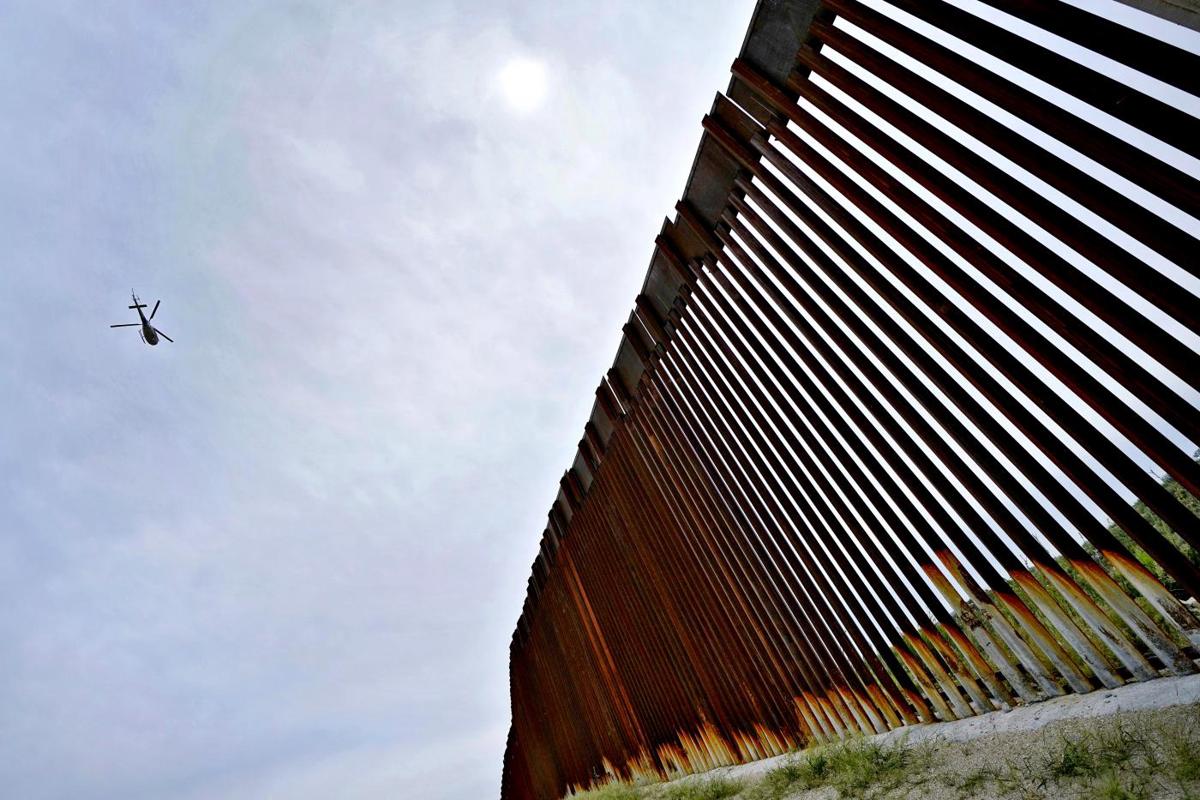 Biden si dimentica la retorica pro migranti e completa il muro di Trump Biden si dimentica la retorica pro migranti e completa il muro di Trump