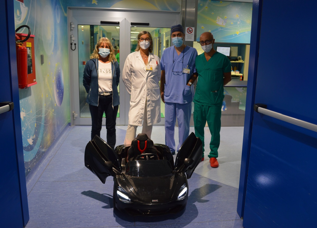Varese, una mini auto da corsa per portare i bimbi in sala operatoria Varese, una mini auto da corsa per portare i bimbi in sala operatoria
