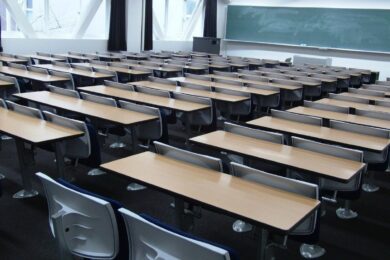 Bari, docente aggredito in aula dopo una nota a una studentessa