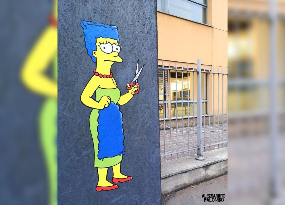 Marge Simpson si taglia i capelli davanti al consolato dell’Iran a Milano Marge Simpson si taglia i capelli davanti al consolato dell’Iran a Milano