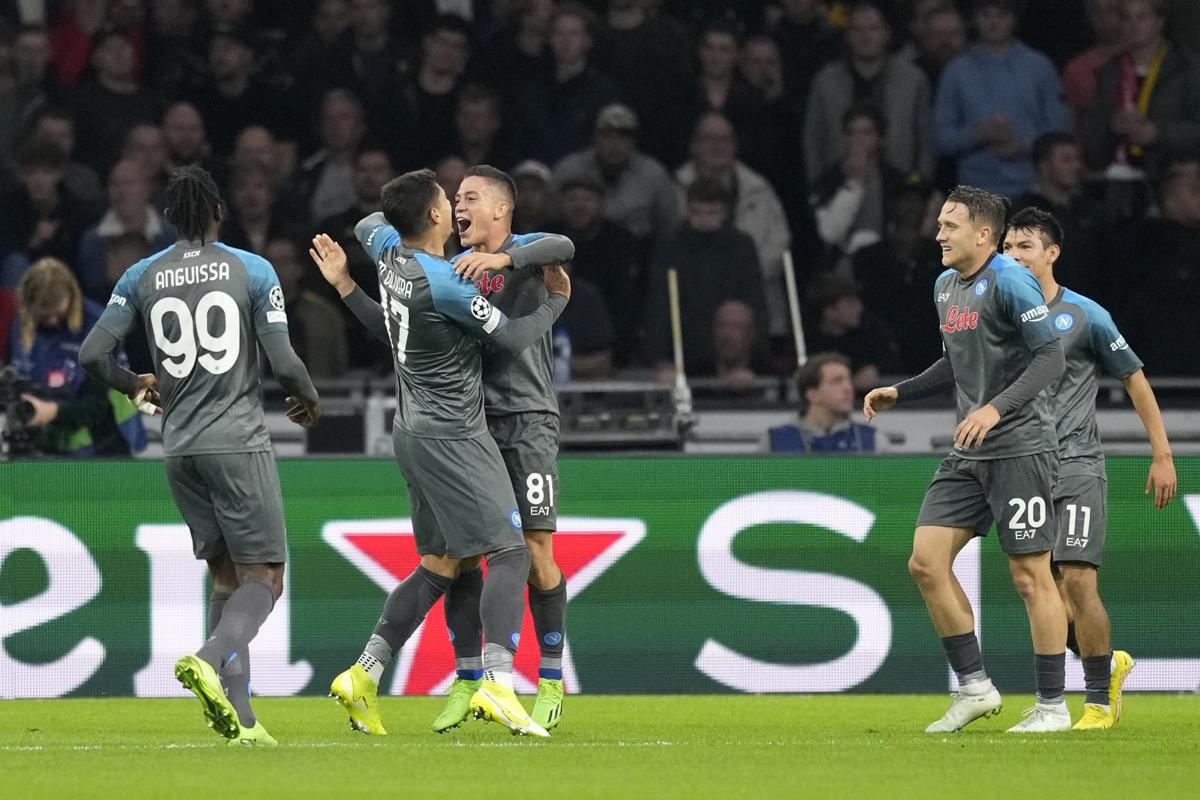 Napoli incredibile: 6-1 con l’Ajax. Raspadori fenomeno. “Come Romario-Aguero”