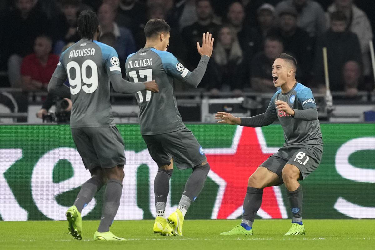 Napoli incredibile: 6-1 con l’Ajax. Raspadori fenomeno. “Come Romario-Aguero”