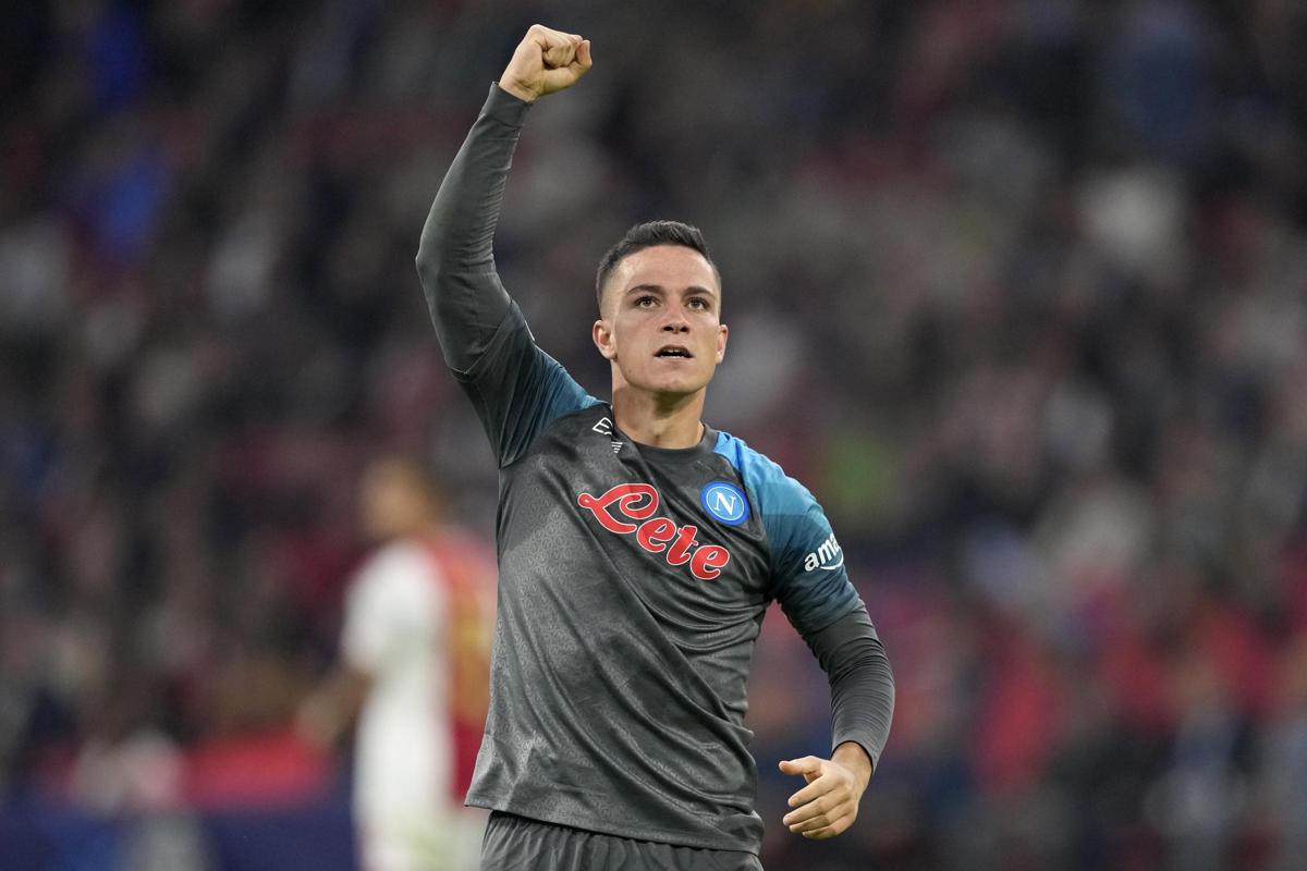 Napoli incredibile: 6-1 con l’Ajax. Raspadori fenomeno. “Come Romario-Aguero”