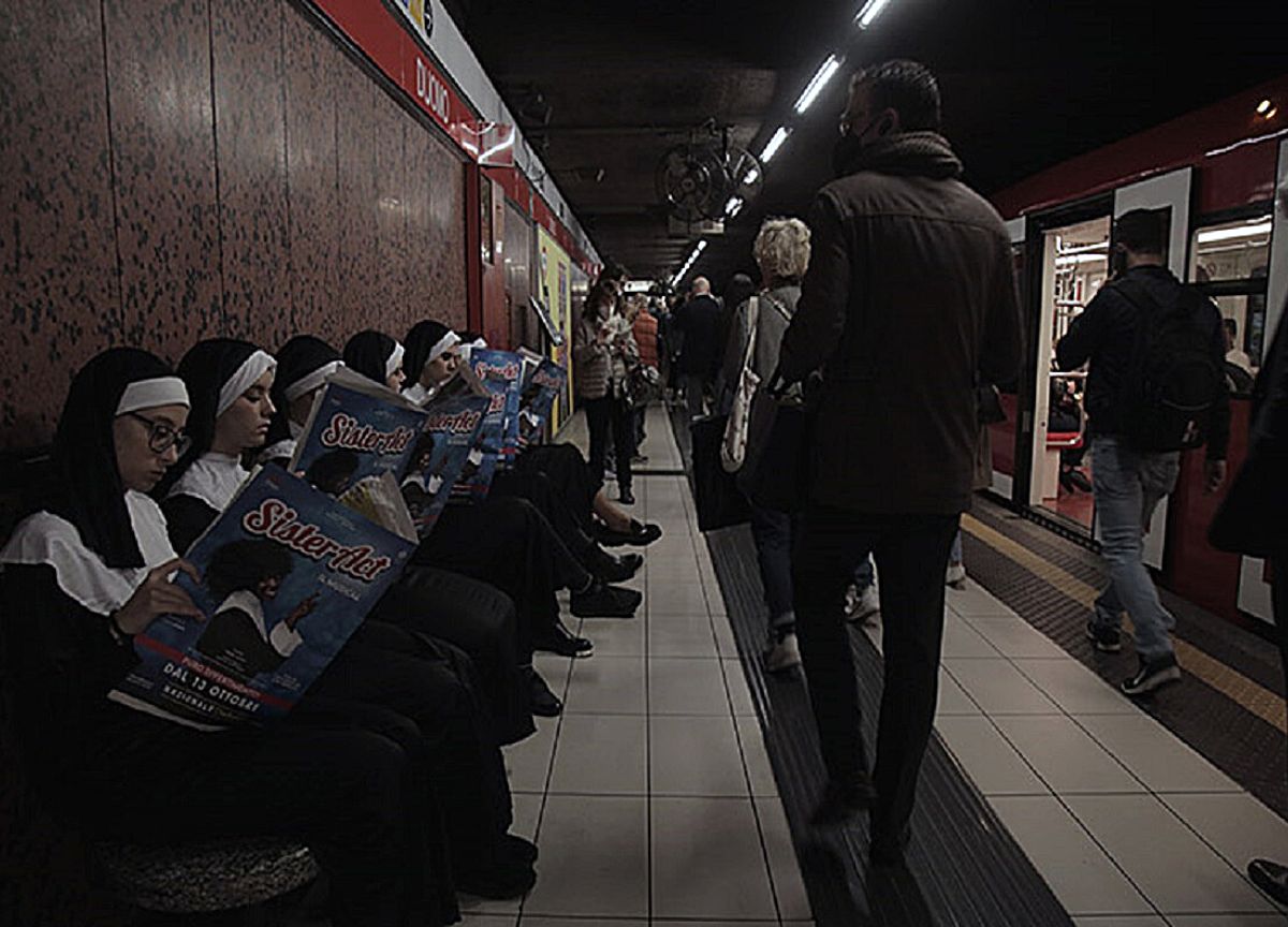 Sister Act: le suore invadono la metropolitana di Milano. FOTO Sister Act: le suore invadono la metropolitana di Milano. FOTO