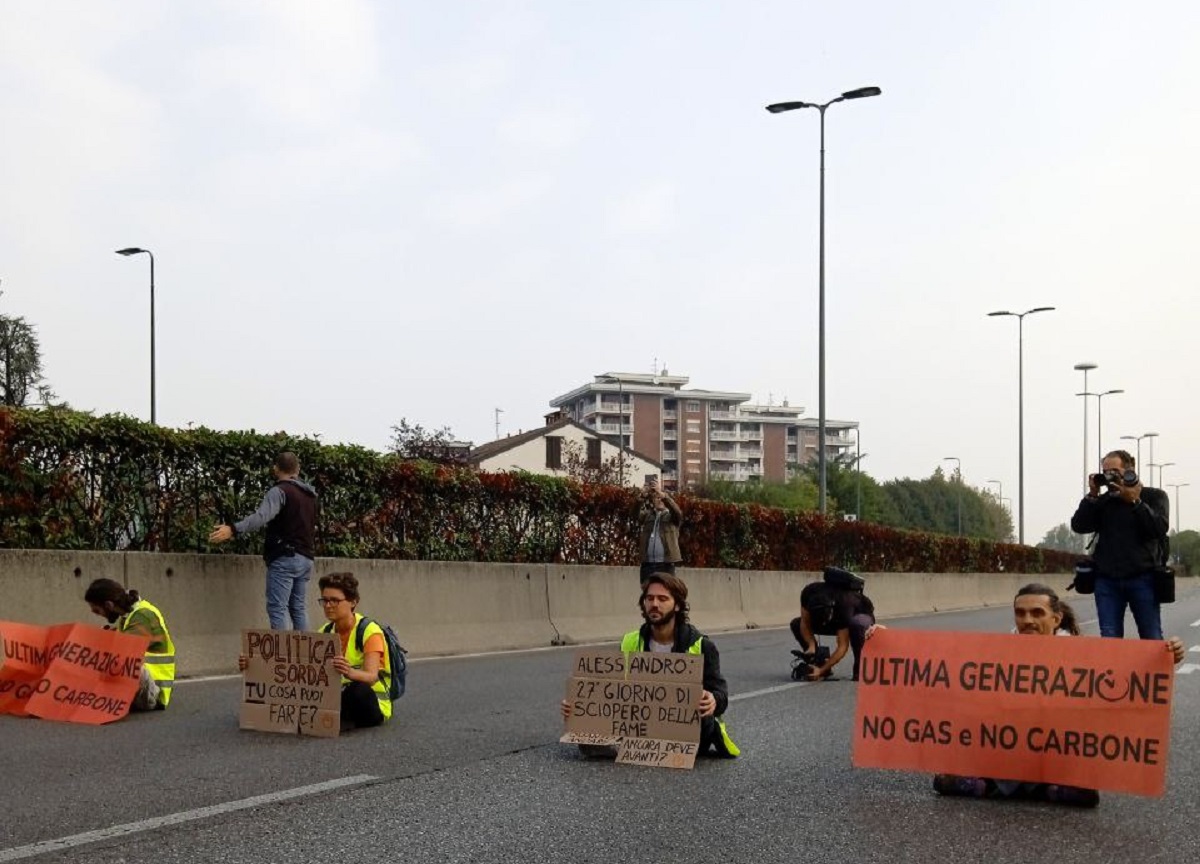 Milano, manifestanti per il clima bloccano la tangenziale est. FOTO Milano, manifestanti per il clima bloccano la tangenziale est. FOTO