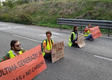 Milano, manifestanti per il clima bloccano la tangenziale est. FOTO