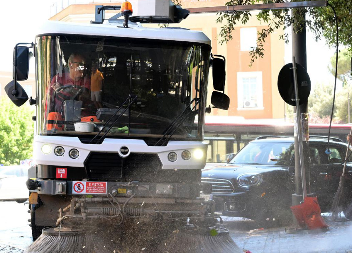 Scandalo Ama: 7 arresti, rubavano il gasolio dai mezzi per pulire la città Scandalo Ama: 7 arresti, rubavano il gasolio dai mezzi per pulire la città