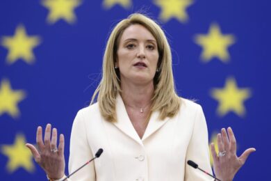 Ue, reazione da guerra mondiale. Metsola: Bisogna inviare armi pesanti a Kiev