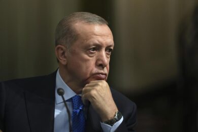 Erdogan grande mediatore: vedrà Putin. E intanto si prende il gas libico