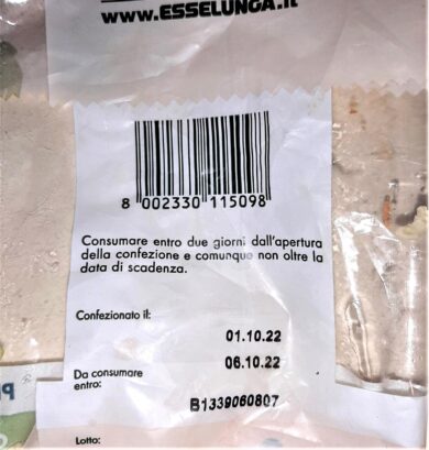 Esselunga, plastica dura nell’insalata. “Per poco non mi rompo un dente”
