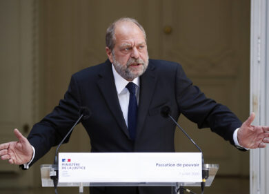 Francia, il ministro della giustizia sotto processo ma pensano alla Meloni…