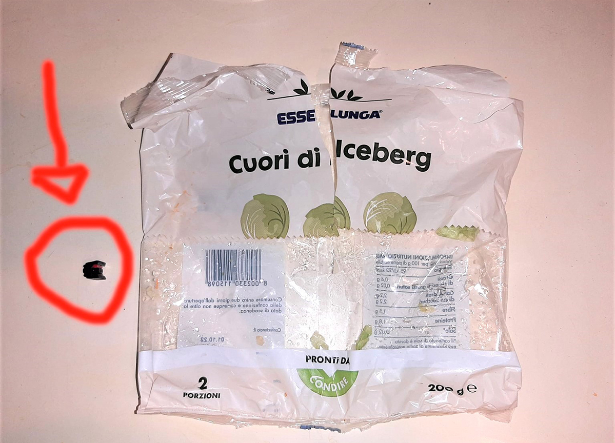 Galleria foto 'Esselunga, plastica dura nell’insalata. “Per poco non mi rompo un dente”' - foto 1