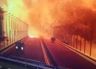 Ucraina, Kiev attacca la Crimea e fa esplodere un ponte strategico per i russi