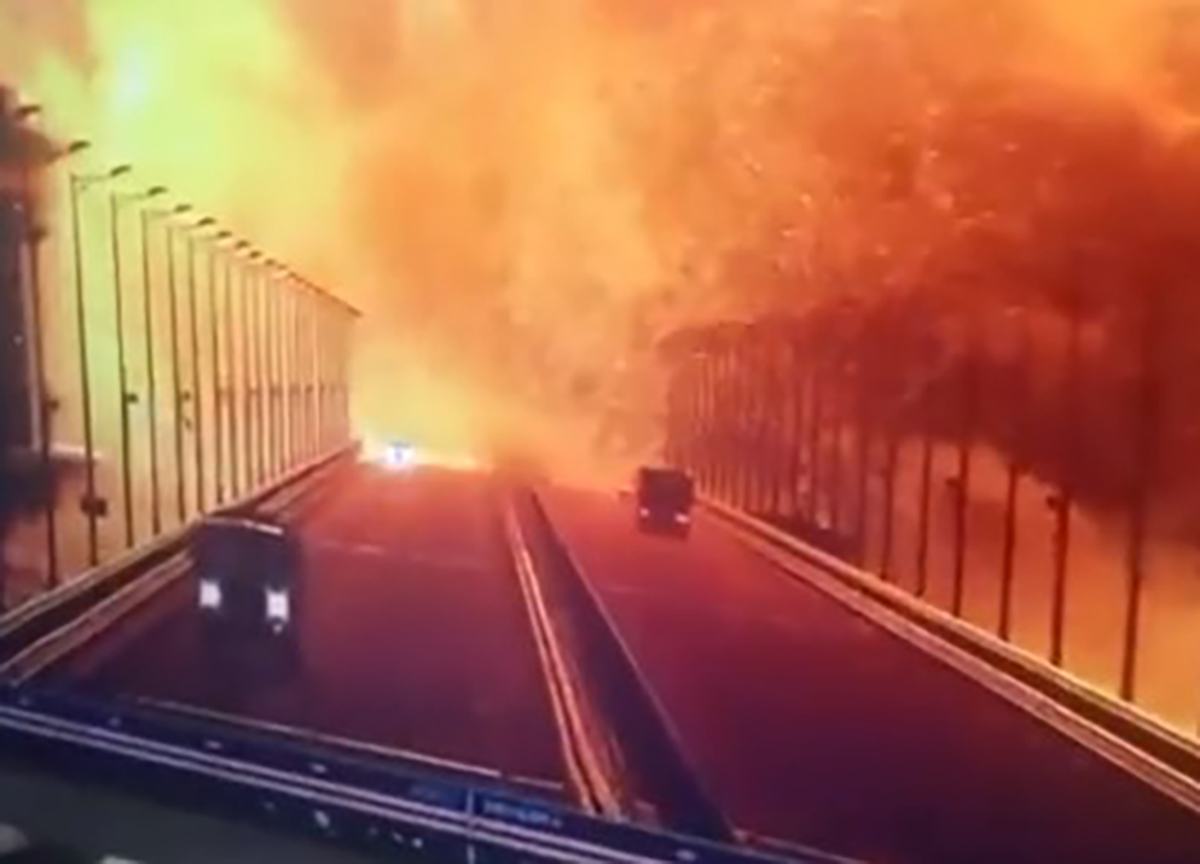 Ucraina, Kiev attacca la Crimea e fa esplodere un ponte strategico per i russi Ucraina, Kiev attacca la Crimea e fa esplodere un ponte strategico per i russi