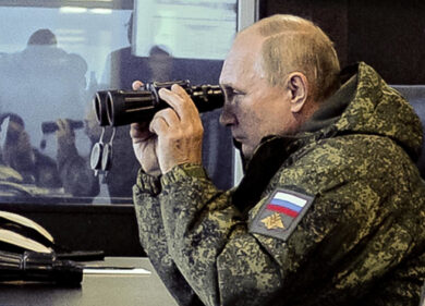 Putin nel bunker si affida al duro anti Isis. Ma è lotta per la successione