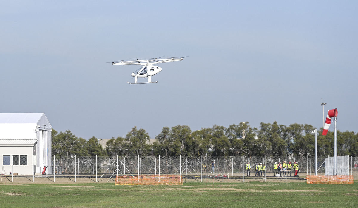 Volocopter: completato primo volo di prova aerotaxi elettrico eVTOL Volocopter: completato primo volo di prova aerotaxi elettrico eVTOL