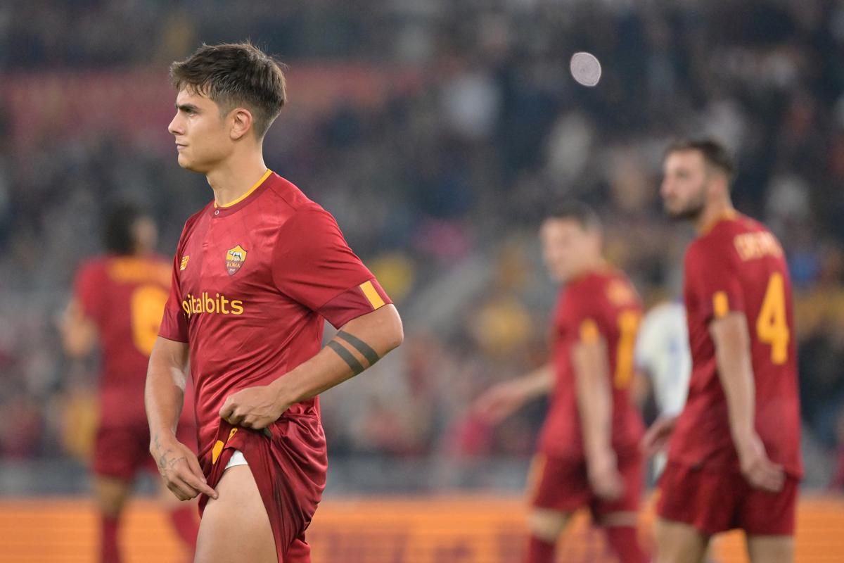 Dybala, infortunio mentre calcia il rigore. Ansia Roma e Mondiale a rischio Dybala, infortunio mentre calcia il rigore. Ansia Roma e Mondiale a rischio
