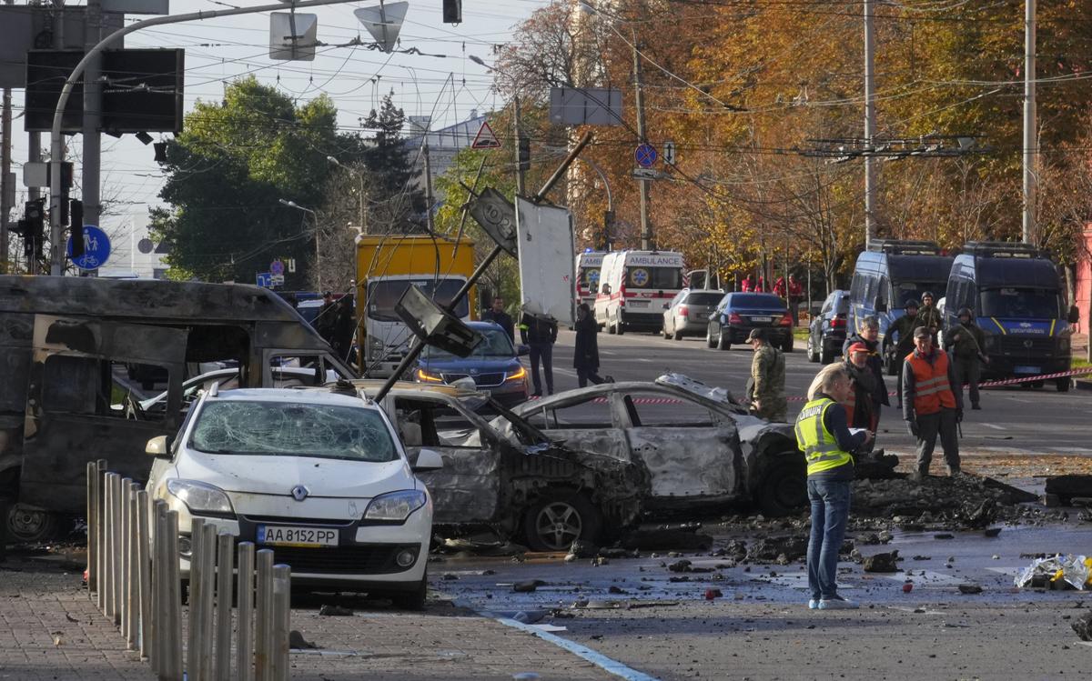 Ucraina, bombe su Kiev. Putin: “Attacco al ponte di Crimea è terrorismo” Ucraina, bombe su Kiev. Putin: “Attacco al ponte di Crimea è terrorismo”