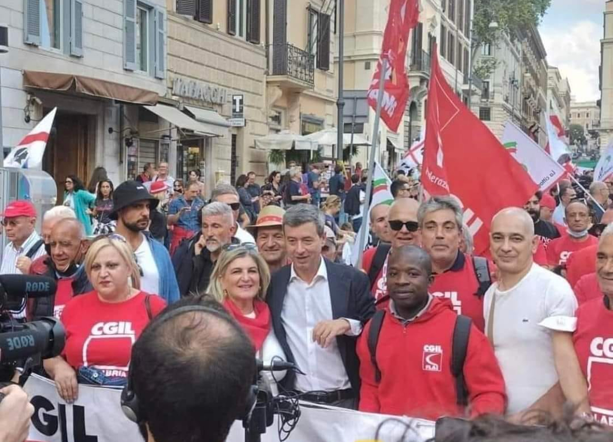Orlando in piazza con la Cgil “per il lavoro”, ma il ministro in carica è lui! Orlando in piazza con la Cgil “per il lavoro”, ma il ministro in carica è lui!