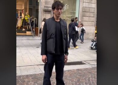 Tananai immobile per ore davanti a una vetrina a Milano: ecco perchè. VIDEO