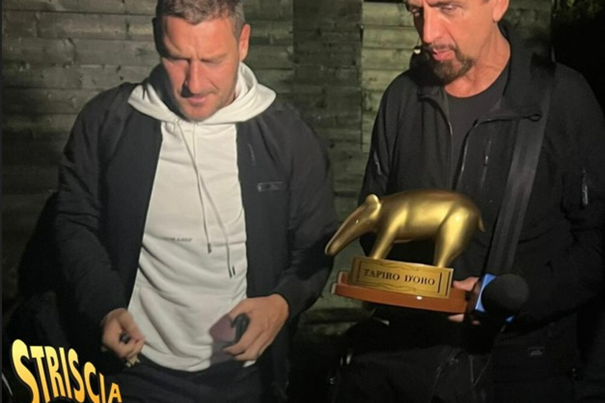 Striscia la Notizia consegna il Tapiro d’Oro a Totti: “Non lo dica a Ilary”