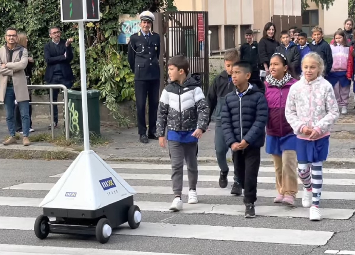 A Milano arriva il robot che aiuta i pedoni ad attraversare la strada. VIDEO A Milano arriva il robot che aiuta i pedoni ad attraversare la strada. VIDEO