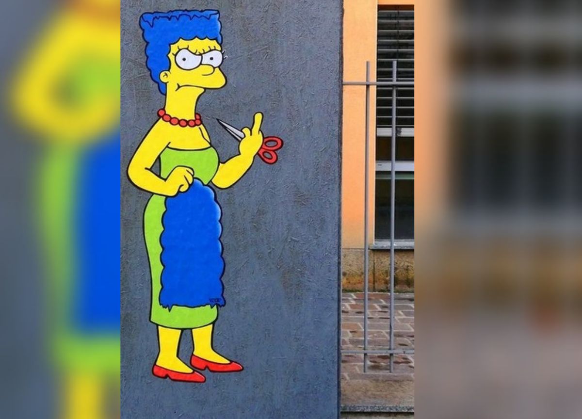 Marge Simpson si taglia i capelli, ritorna il murales cancellato a Milano Marge Simpson si taglia i capelli, ritorna il murales cancellato a Milano