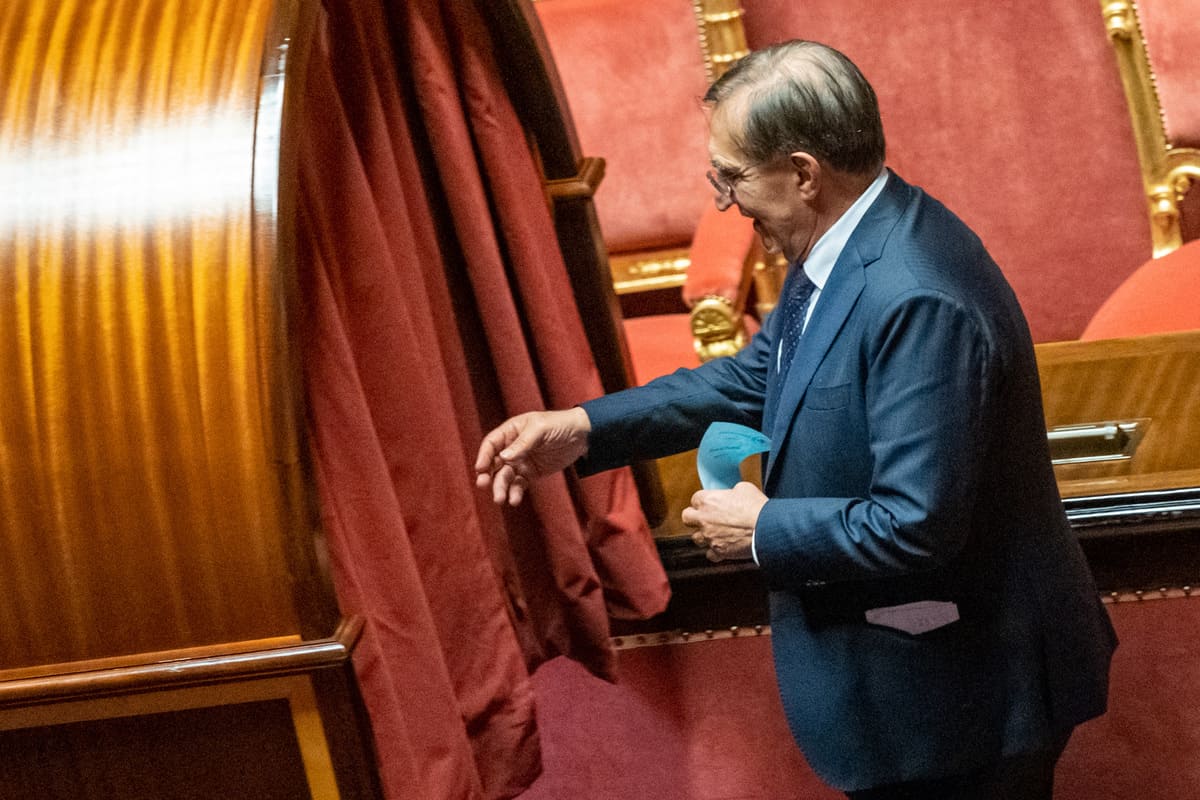 Senato, a La Russa voti da opposizione: eletto nonostante il “vaffa” di Silvio Senato, a La Russa voti da opposizione: eletto nonostante il “vaffa” di Silvio