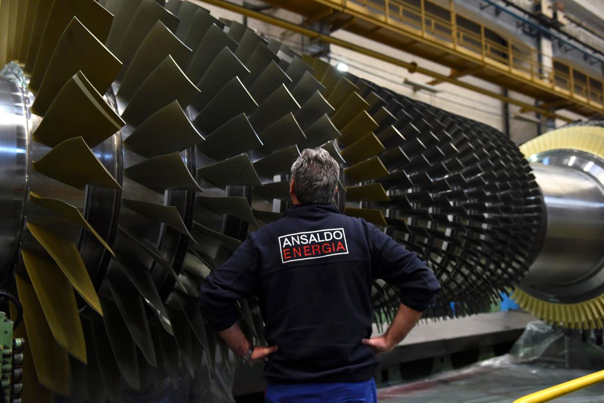 Ansaldo Energia: operai sfondano cordone polizia, 13 contusi Ansaldo Energia: operai sfondano cordone polizia, 13 contusi
