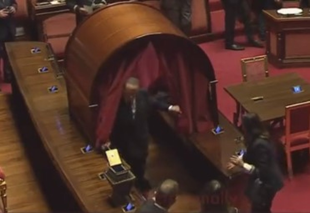 Berlusconi barcolla in Senato: la precaria stabilità del centrodestra Berlusconi barcolla in Senato: la precaria stabilità del centrodestra