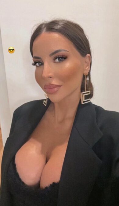 Marialuisa Jacobelli, la scollatura della giornalista fa impazzire i fan. FOTO