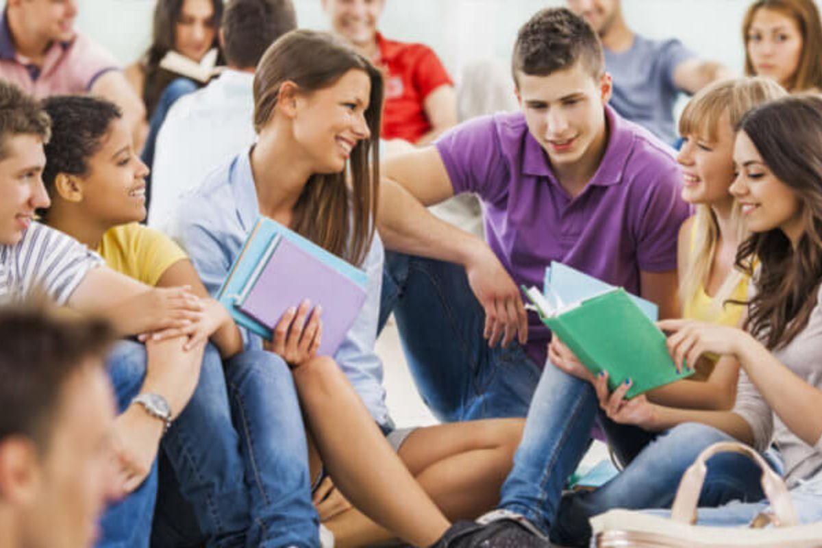 “Prof è pronto? Queste sono le domande”. Indagati un insegnante e 29 studenti “Prof è pronto? Queste sono le domande”. Indagati un insegnante e 29 studenti