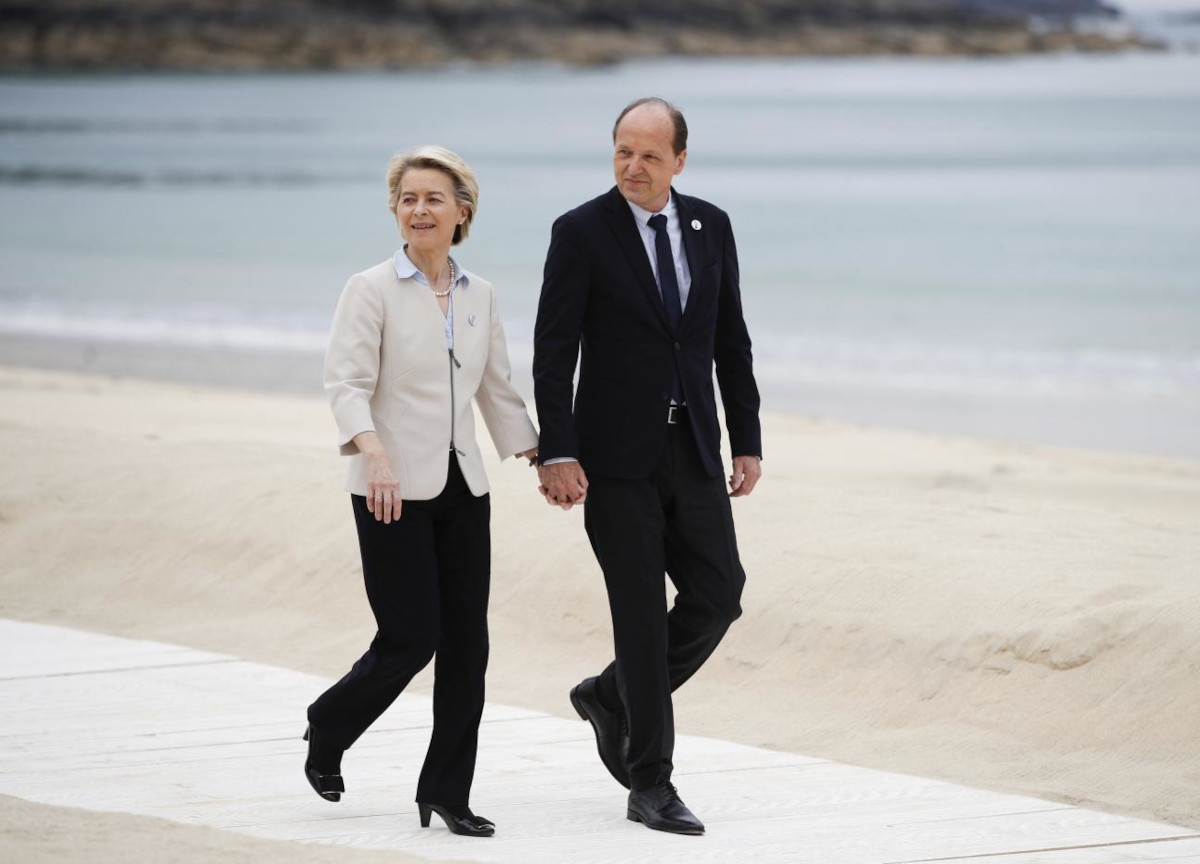 Ue, 320 mln del Pnrr alla società del marito di von der Leyen. Scoppia il caso Ue, 320 mln del Pnrr alla società del marito di von der Leyen. Scoppia il caso
