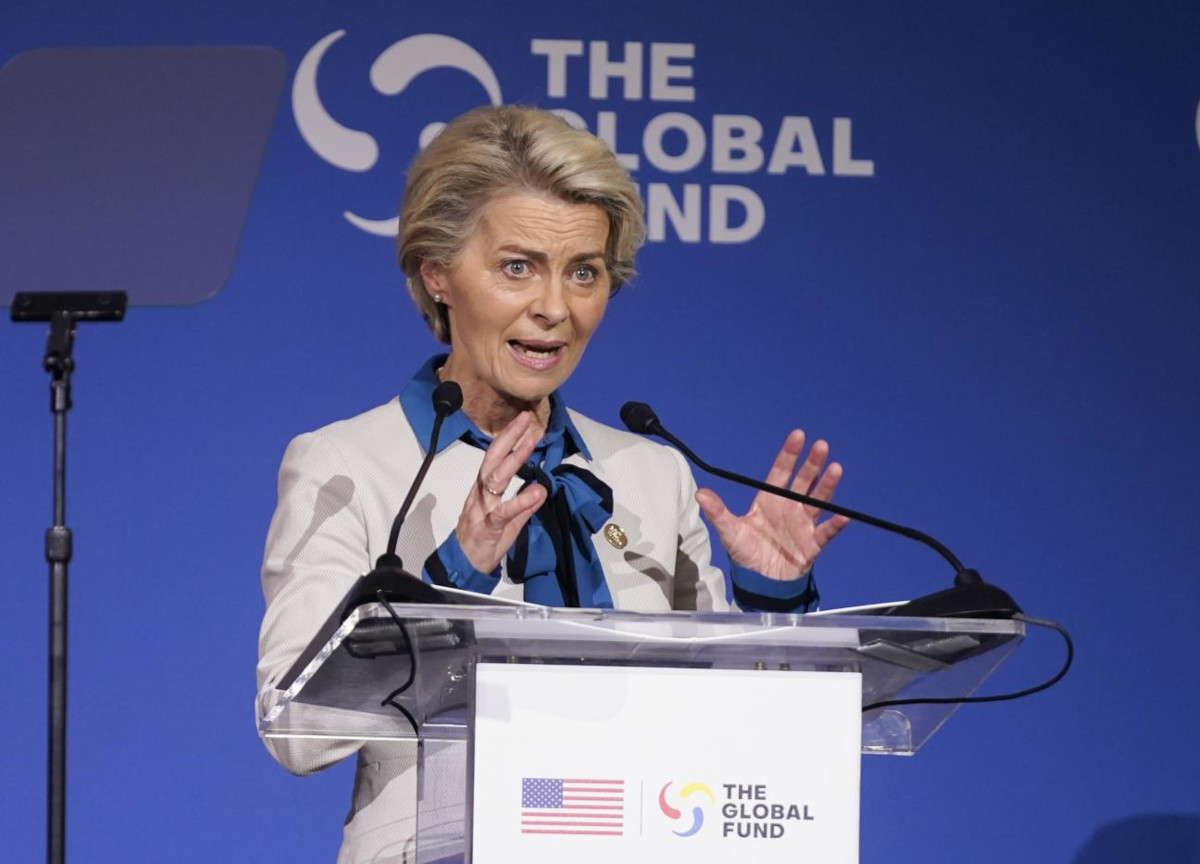 Ue, 320 mln del Pnrr alla società del marito di von der Leyen. Scoppia il caso Ue, 320 mln del Pnrr alla società del marito di von der Leyen. Scoppia il caso