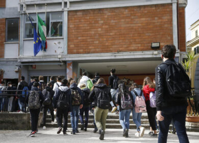 Preside chiede al bidello di lavarle l’auto. Protesta degli studenti
