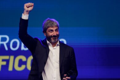 Governo, Roberto Fico non molla la Camera, ufficio e collaboratori: il caso