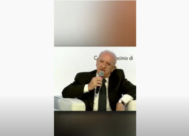 De Luca show contro il presidente della Camera Fontana: “Quel troglodita”