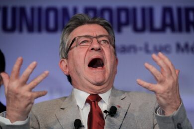 Parigi, in migliaia protestano contro il caro energia