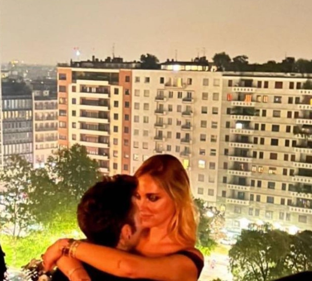 Fedez compie 33 anni: festa con Chiara Ferragni. GALLERY Fedez compie 33 anni: festa con Chiara Ferragni. GALLERY