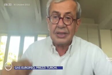 Chicco Testa in mutande, l’incredibile gaffe in diretta su La7: si vede tutto